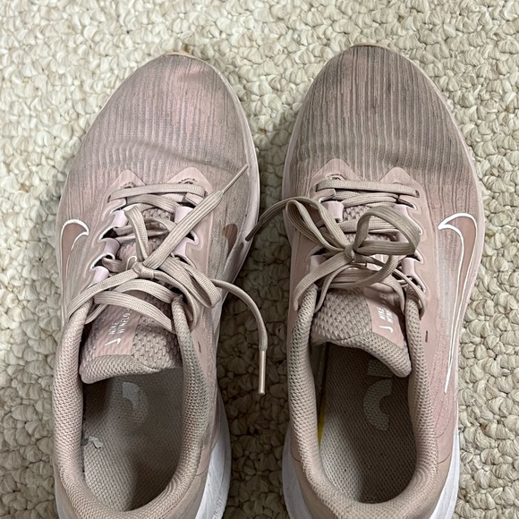 Women’s Nike winflo running shoes - Picture 2 of 4